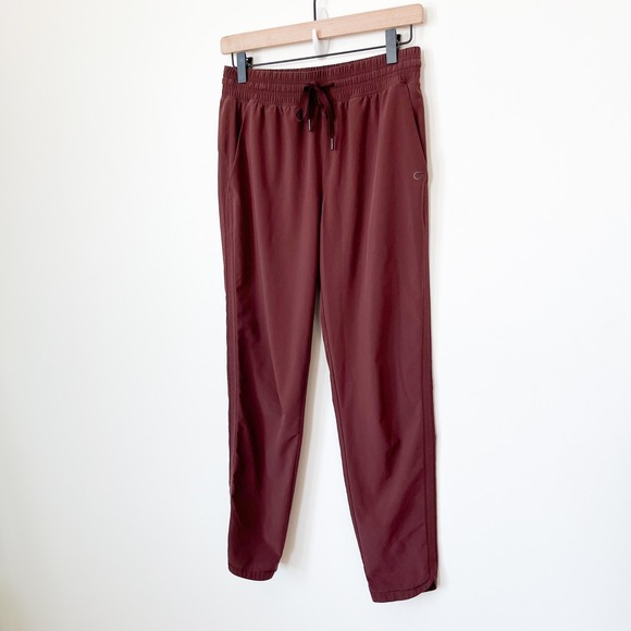 GapFit Recycled Runaround Jogger Pants Womens XS Cherry Wood Burgundy - Picture 2 of 13